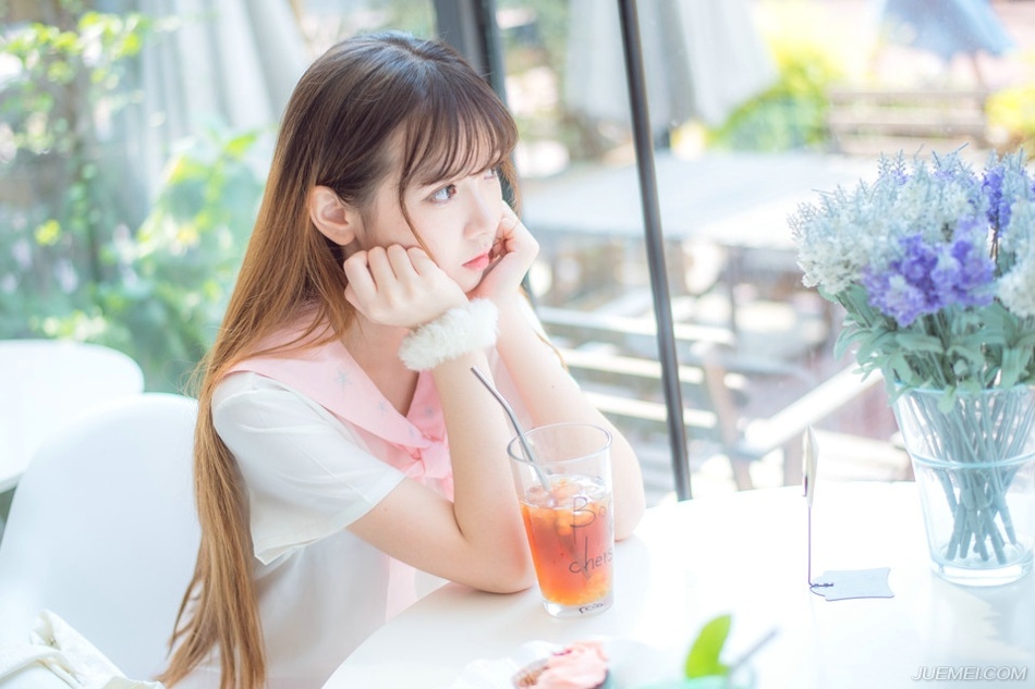 孟达有些惊讶的看向刘璋，摇头叹道：“刘益州若不被利益昏了心智，也不至于如此轻易便让主公拿下益州。”